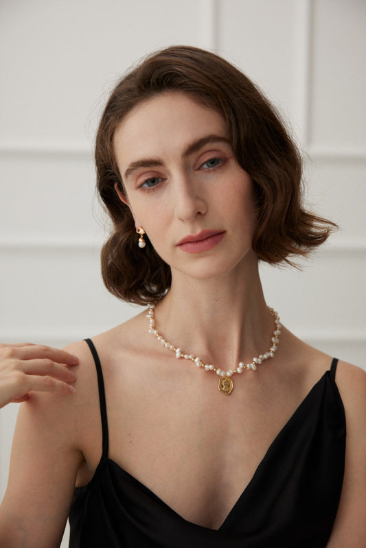 Queen's pendant pearl necklace